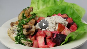 Bietensalade met gebraden kippenvleugels