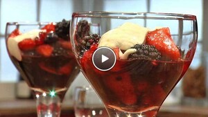 Roodfruitsalade met rode port en anijsroom