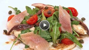 Salade van gegrilde tomaat, mozzerella en ansjovis