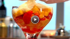 Rozenwatersabayon met Valentijnsfruit
