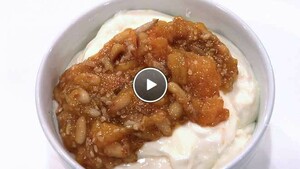 Knapperig yoghurtontbijt met abrikoos