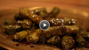 Sarma van druivenbladeren met pistache, vijgen & granaatappel