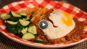 Kinderbami met pindasaus