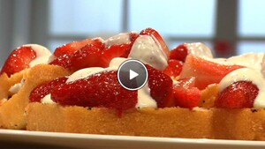 Gegrilde cake met aardbeien en vanille-crème fraîche