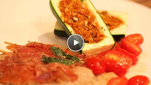 Saltimbocca alla Romana (kalfslapje met ham en salie) met Zucchine ripiene (gevulde courgette)