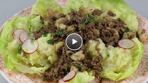 aardpeerpuree met gehaktkruim en kropsla