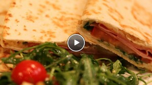 Piadina alla Giovanni (gevulde broodjes) en groene salade