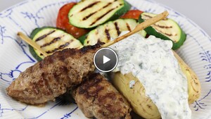 Lamsgehakt spiesjes met yoghurt- muntdressing