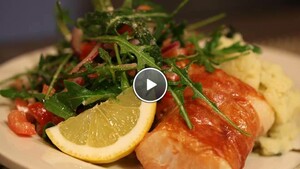 ingewikkelde visjes met puree en salade