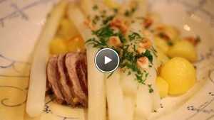 Witte asperges met sinaasappeldressing en kalfsoester