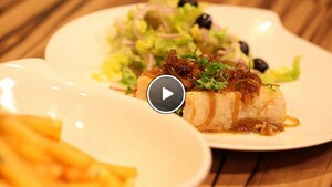 Merluzzo in agrodolce & Patate Fritte (kabeljauw met ui en verse kruidenfriet)