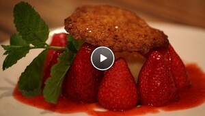 Aardbeien met peper-pernodsaus en amandelkletskoppen