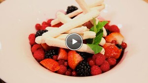 Rood fruit met Beaujolaissaus en kaneelijs
