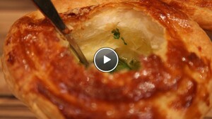 Heldere aspergesoep en croute