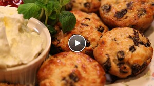 Scones met aardbeiencompote