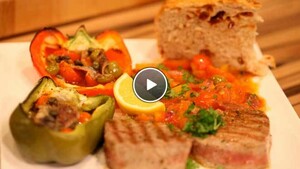 Tonno alla griglia con pomodoro (tonijnsteak met tomatensaus) & peperoni arrostiti (gevulde paprika)
