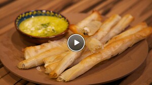 Borek met kaas en oregano en geroosterde ras el hanout nootjes