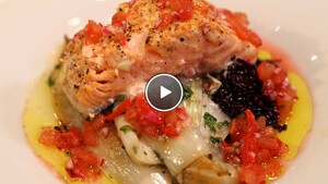 Gegrilde zalm met tomatensalsa en gekaramelliseerde witlof