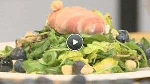 Geitenkaassalade met blauwe bessendressing