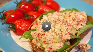 Brood met spread en gepofte cherrytomaten