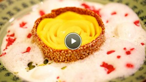 Roos van mango met vanilleschuim