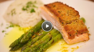 Zalm in spicy kruidenkorst met sinaasappelasperges