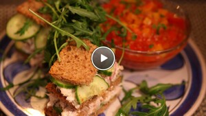 Sandwich van makreel met tomatensalsa