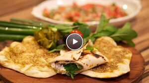 Geroosterde auberginesalade met tahini en granaatappel & manouche met za’atar