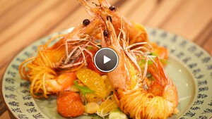 Krokante aardappelgamba met lauwwarme noedel-sinaasappelsalade