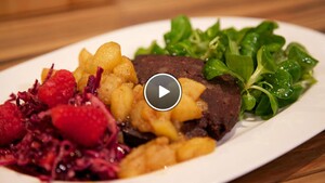 Gebakken bloedworst met rodekoolsalade en perencompote