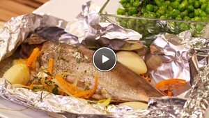Forel en papillotte met verse doperwtjes à la Johnny