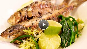 Gegrilde sardines met zeekraal en lamsoren