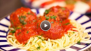 Spaghetti met gehaktballetjes in tomatensaus