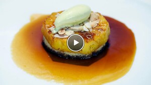 Gekaramelliseerde ananas met kerrie-kokosijs