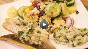 Branzino con salsa verde (zeebaars met saus) & Insalata di papate e cetrioli (salade met aardappel en komkommer)