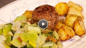 Oma’s gehaktballen met een stoof van prei en rozijnen