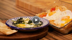 Spiegelei op groente uit Israël (Shakshuka) & Ei in pan uit Sardinië (pane frattau)