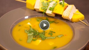 Pompoensoep met mango-tofu spiesjes