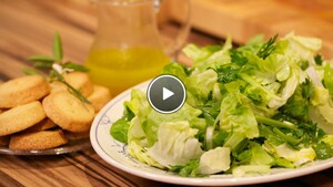 Groene salade met oranjebloesemdressing en oranjebloesem semolinakoekjes