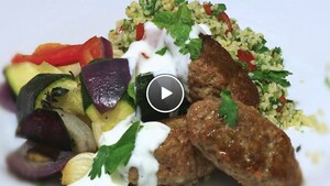 Kofta’s met geroosterde groente en bulgur