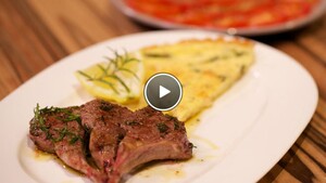 Costolette d’agnello con Frittata (lamskotelet met omelet) & Insalata di pommodori (tomaten salade)
