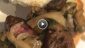 Biefstuk met paddenstoelen en wit brood & gele gekruide rijst
