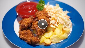 Kipnuggets met zoetzure saus en coleslaw
