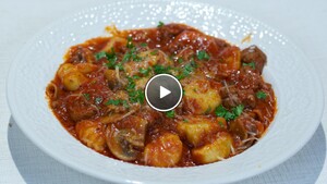 Gnocchi con funghi salsiccia (Gnocchi met paddenstoelen en worst)