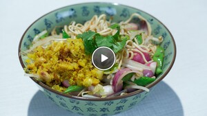 Supersnelle vegetarische wokschotel & Serundeng