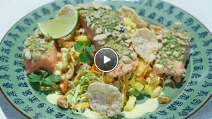 Kerrie-koolsalade met krokante zalm