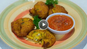 Frittelle di zucca e merluzzo (kabeljauw/pompoenkoekjes) con salsa di pomodori (tomatensaus)