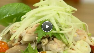Salade van gerookte makreel, appel en gedroogde tomaatjes