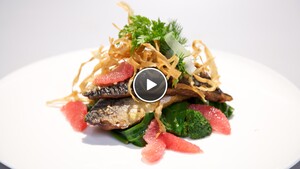 Gebakken makreelfilet met lamsoren en grapefruit