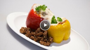 Peperoni ripieni di carne con formaggio (Gevulde paprika met gehaktsaus)